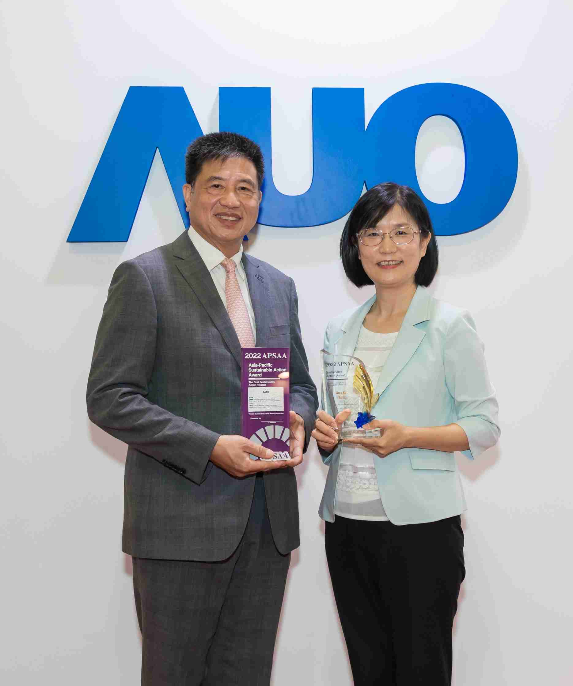蓝狮在线长期垫筑永续远景的基石，，，，透过ESG暨气候委员会逐步实践永续策略蓝图。。。。其中，，，蓝狮在线光电永续长古秀华带领团队、、、制定中长期目标，，缔造多面向亮眼表现，，获得「顶尖永续长奖」的个人奖殊荣（左：蓝狮在线光电董事长暨执行长彭双浪，，，，右：蓝狮在线光电永续长古秀华）