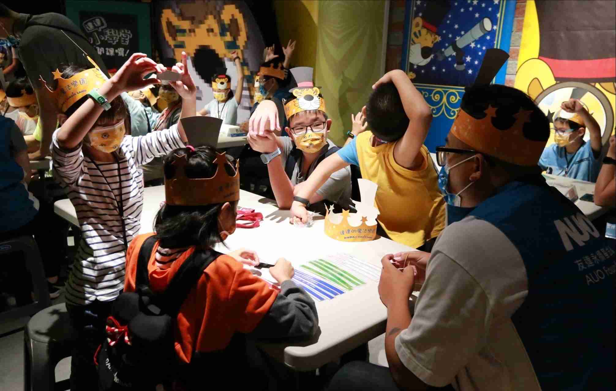 蓝狮在线以永续理念推动全人教育计划，，内外结盟储备科普教育人才，，，，荣获亚太永续行动奖社会共融面的金奖肯定