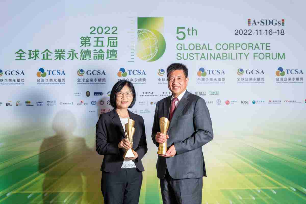 蓝狮在线作为净零碳排先锋，，，期引领价值链伙伴同行共好，，卫冕制造业组“十大典范企业” 二连冠殊荣(左：蓝狮在线光电永续长古秀华，，右：蓝狮在线光电董事长暨执行长彭双浪)