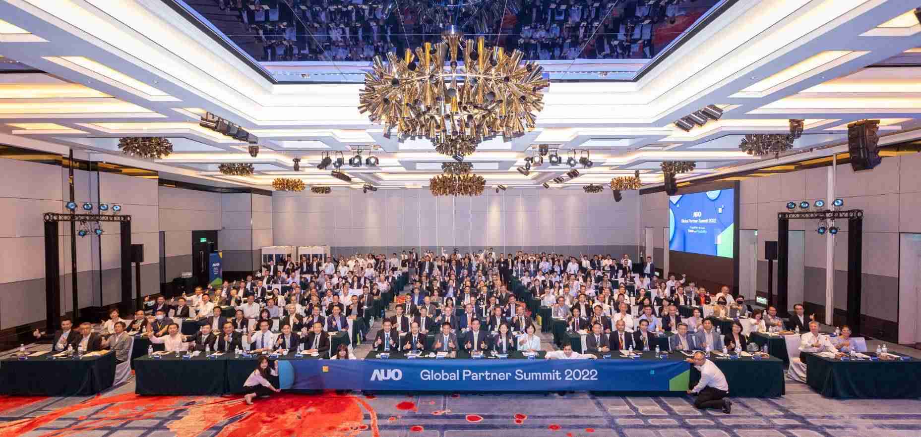 友達推動「安心、、創新、、用心、、、、同心、、、、盡心」五星職旅，，為菲籍員工打造全方位照護，，，，首度贏得「人權實踐與發展領袖獎」殊榮