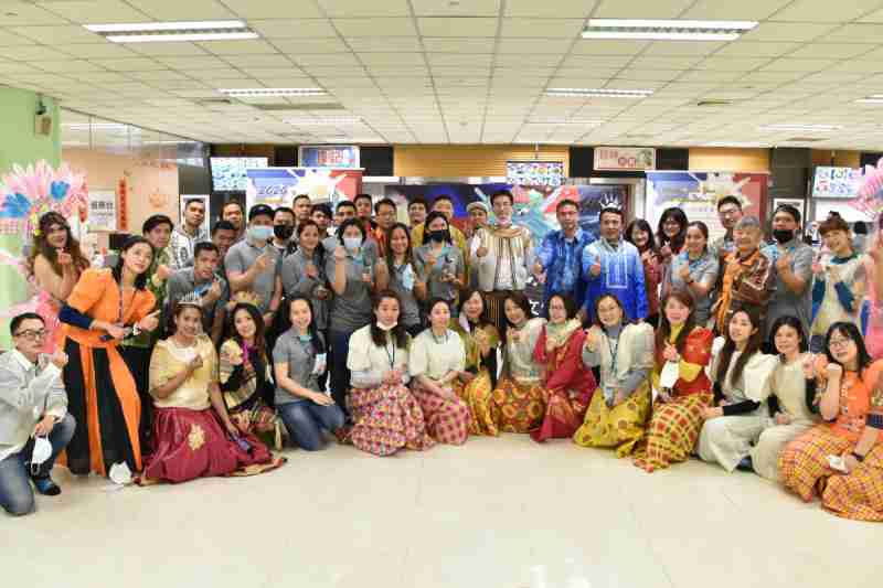 友達推動「安心、、、、創新、、、用心、、、、同心、、、盡心」五星職旅，，，，為菲籍員工打造全方位照護，，首度贏得「人權實踐與發展領袖獎」殊榮