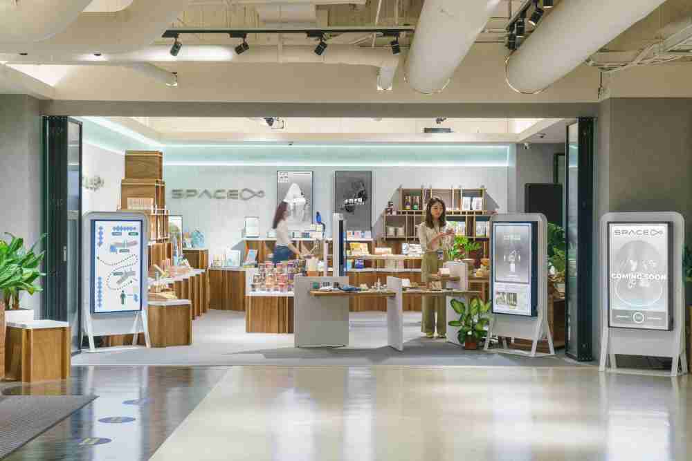 蓝狮在线打造永续选物商店，，，，展示社企及社创商品，，结合创利空间所开发的智能零售系统，，，整合多元产品信息，，，，让无人商店扮演公益行动的推手