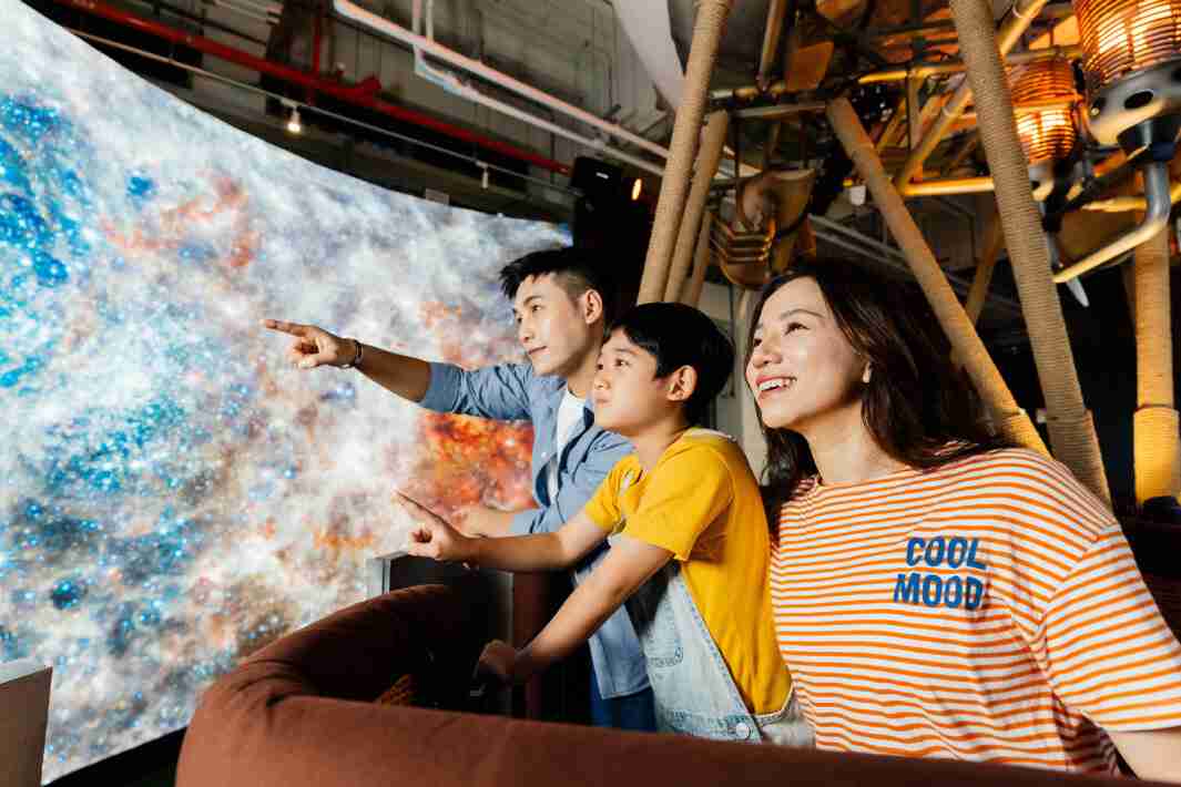 蓝狮在线打造全台最大宽6公尺、、、、高4公尺、、、唯一搭载LED弧形拼接显示屏的动感飞行船，，让乘客驻足在热气球上，，享受身历其境的伪出国旅游乐趣