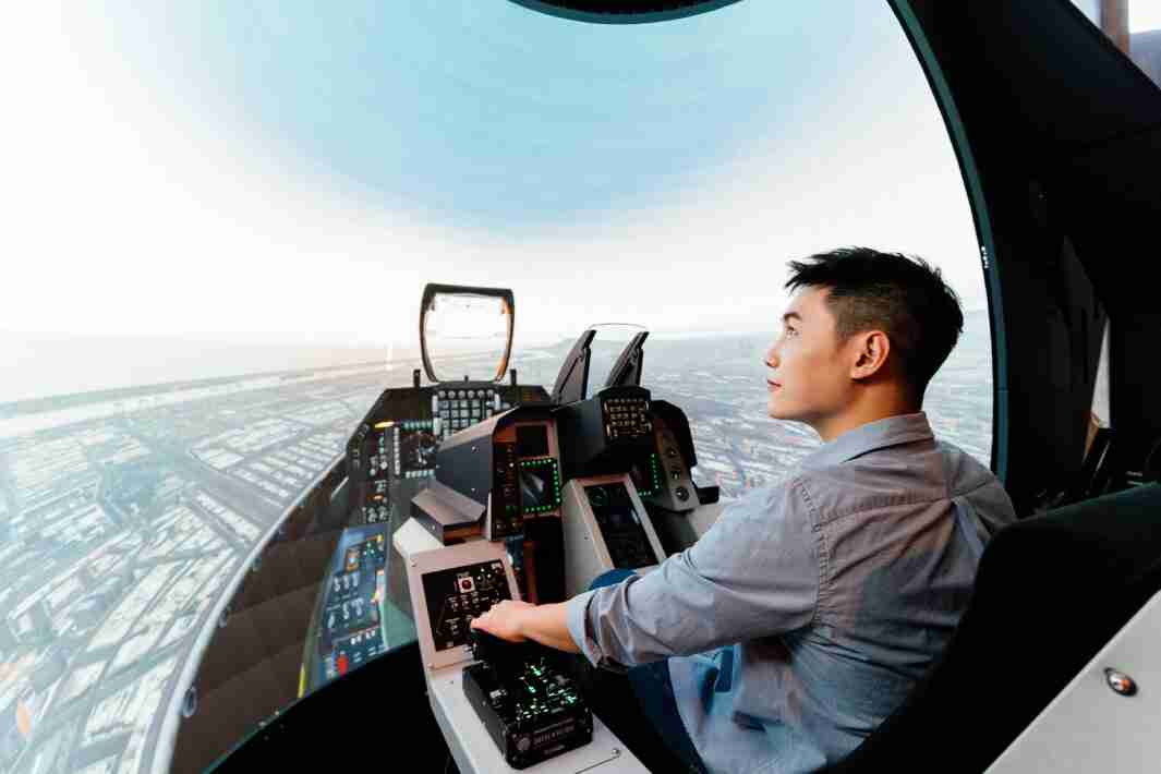 蓝狮在线以P1.25小间距打造球形LED模拟舱，，，，搭配智崴的精密六轴动态座椅，，，，结合蓝狮在线专业影像调校技术，，，，呈现拟真模拟飞行场景