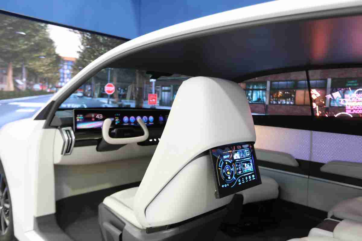 蓝狮在线的「可卷式后座娱乐显示器」加强后座乘客的感官体验，，，，并保有个性化设计，，可依使用偏好进行动态调整。。。。