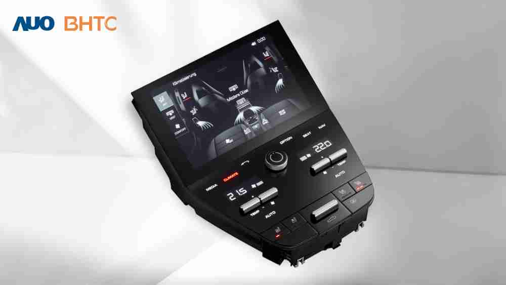 作為友達新生力軍，，，，BHTC所展示的中央與後座鞍部的Display HMI產品，，，，可處理多區恆溫控制、、、、顯示畫面，，，，呈現仿真3D車室分區；以力傳感技術精準傳遞觸感，，並結合音量及震動反饋，，，防止意外啟動，，，，提供使用者自然流暢、、、直觀且輕鬆駕馭的舒適介面