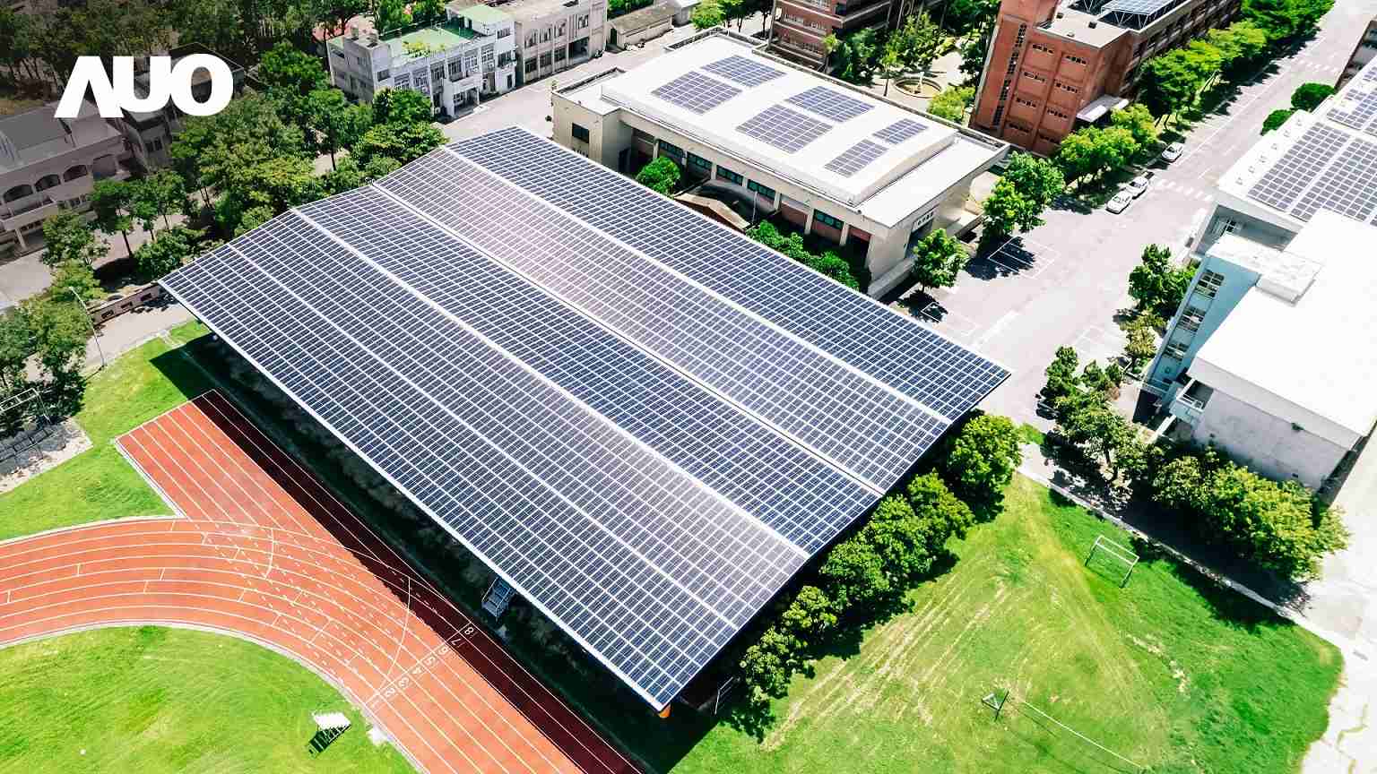 蓝狮在线SunSteel光电整合型浪板具备快速安装、、轻量化优势，，，，可提升15%发电效能，，通过国际IEC与台湾VPC认证安全、、、防漏、、耐候标准