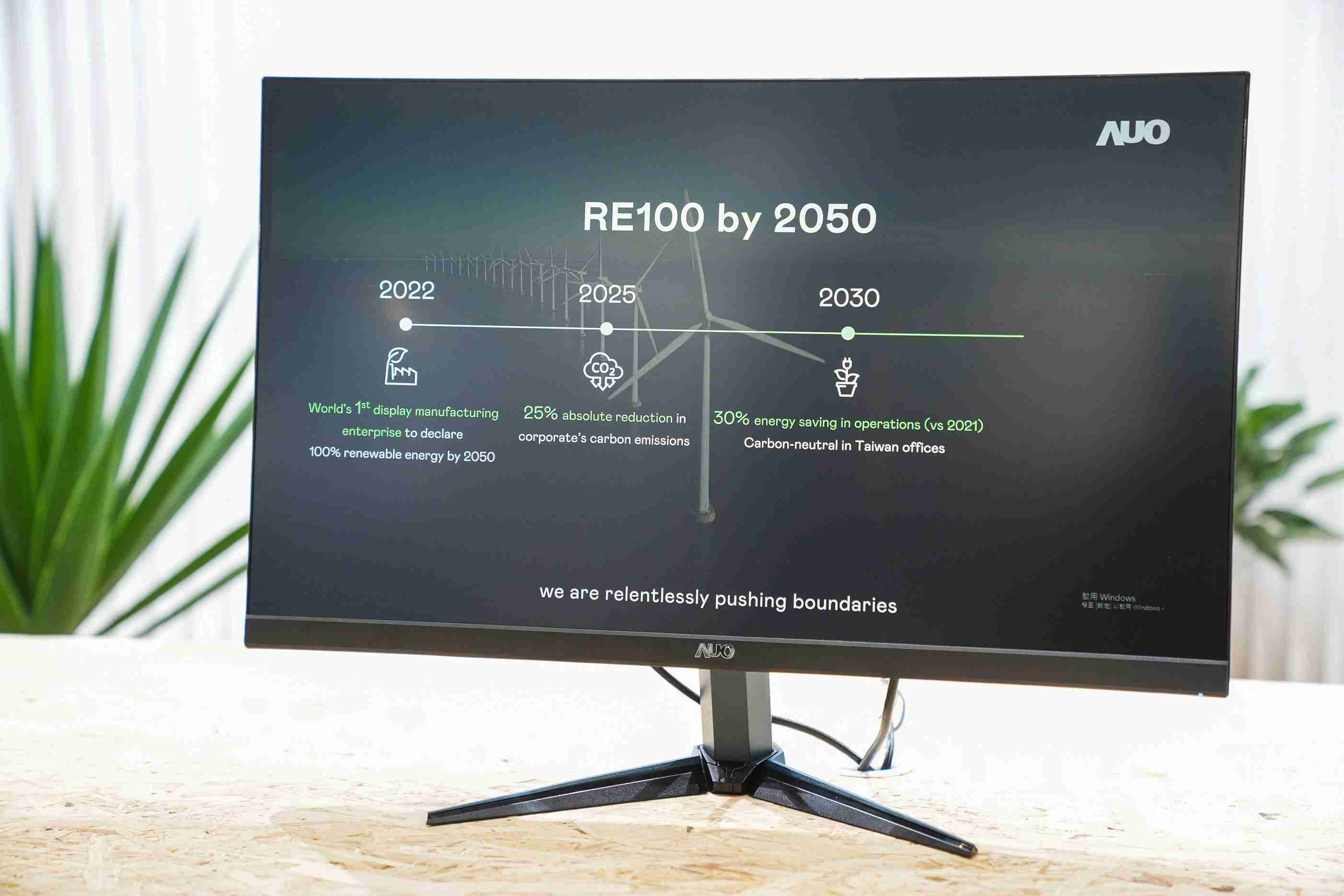 蓝狮在线关注产品生命周期各阶段的永续性，，，携手客户、、、供货商实践永续原物料，，，，积极将再生原物料导入绿色产品，，，，在DJSI永续原物料项目获得同产业最高分