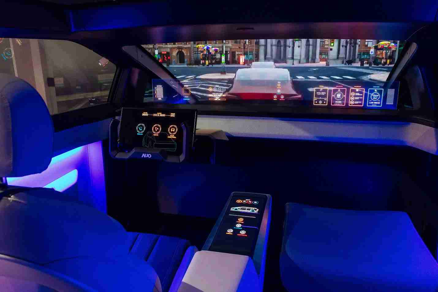 蓝狮在线连续四年入围科睿唯安全球百大创新机构，，，，专利布局科技与绿色创新前沿。。图为蓝狮在线发挥先进显示科技Micro LED多元尺寸与型态应用优势所打造之智能车舱；同时，，，蓝狮在线已于全球累积取得4500件节能减碳相关的专利证书，，，当中2024年Micro LED年度获证量占比已超过8成