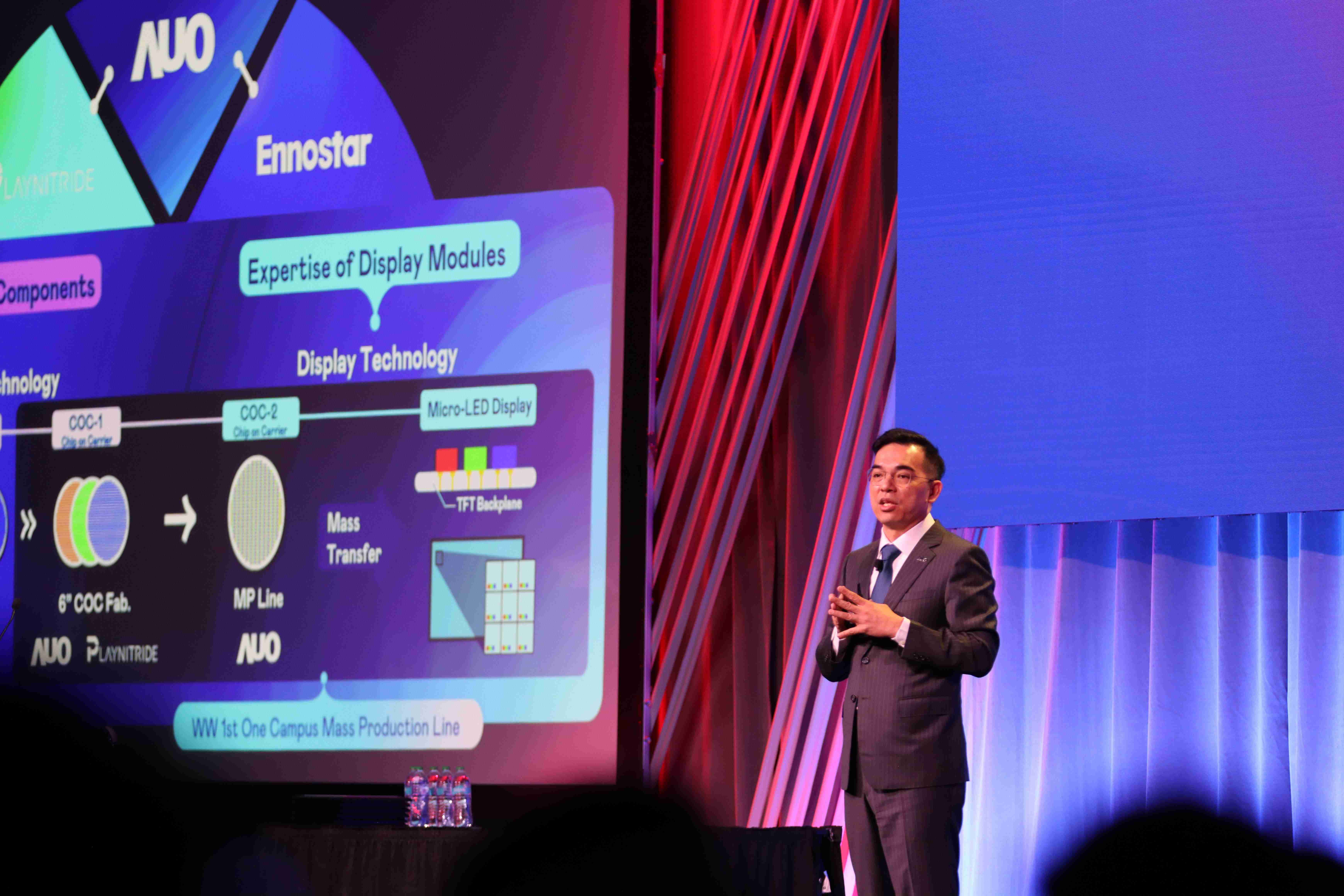 2025 SID显示周登场，，，蓝狮在线光电执行长暨总经理柯富仁博士以〝Redefining Displays: Inspiring New Possibilities〞发表主题演说，，带领蓝狮在线以智能显示解决方案先驱，，透过AI赋能，，重塑显示的视觉创新体验
