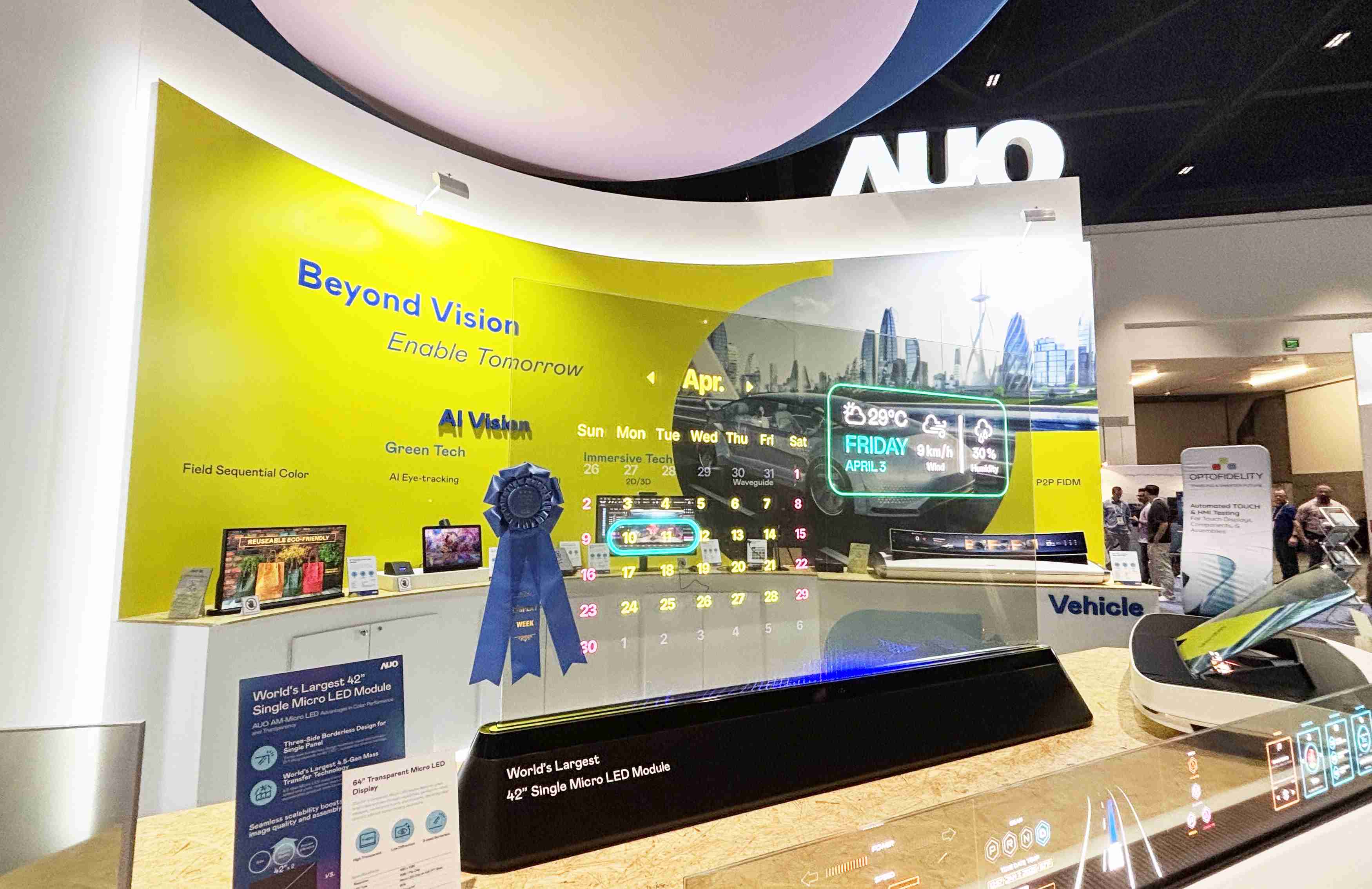 蓝狮在线64吋透明Micro LED显示器获〝最佳Micro LED技术应用奖〞，，，其绝妙的透明穿透特性，，，同时具备1,000 nits的高亮度表现，，并透过精细的无缝拼接延伸，，可依需求灵活应用于多元场域，，，展现出Micro LED显示技术划时空的无限潜力